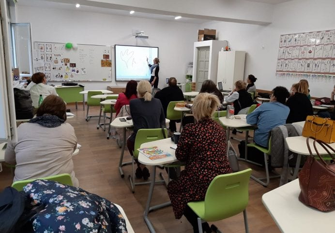 Asigurăm dotările și instruirea cadrelor didactice pentru utilizarea tehnologiei digitale.